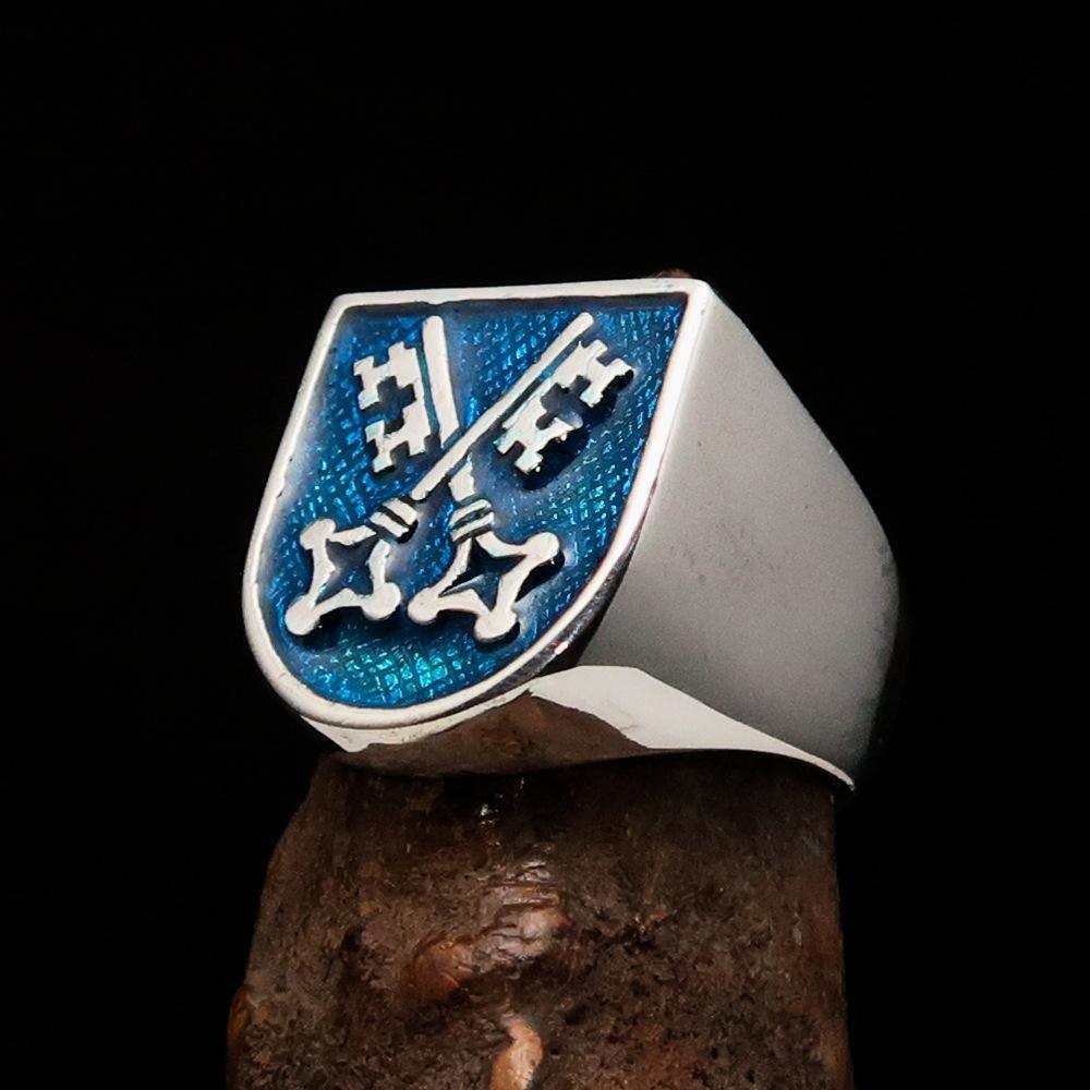 Perfectly crafted Men's Shield Ring Crossed blue Skeleton Keys - Sterling Silver - BikeRing4u