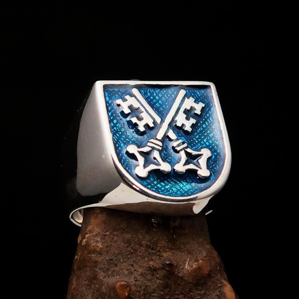 Perfectly crafted Men's Shield Ring Crossed blue Skeleton Keys - Sterling Silver - BikeRing4u