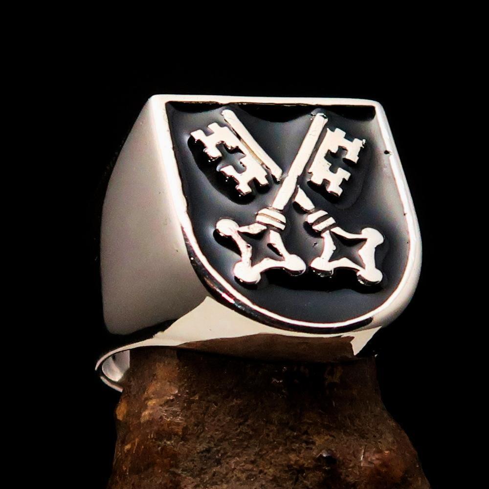 Perfectly crafted Men's Shield Ring Crossed Skeleton Keys Black - Sterling Silver - BikeRing4u