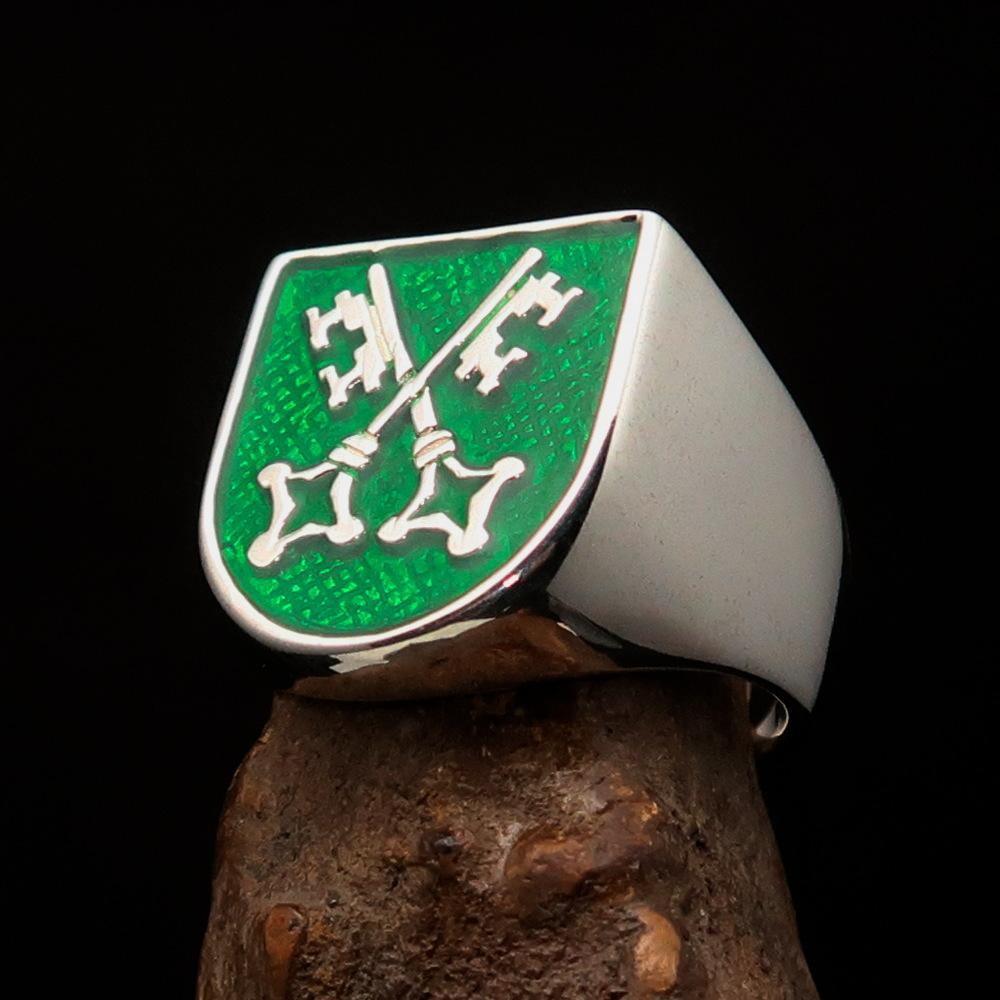 Perfectly crafted Men's Shield Ring Crossed Skeleton Keys Green - Sterling Silver - BikeRing4u