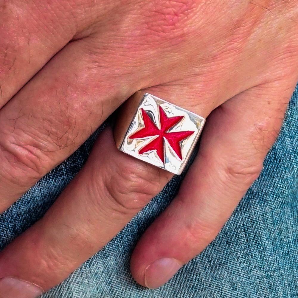 Nicely crafted Men's Knight Ring Maltese Cross Red - Sterling Silver - BikeRing4u