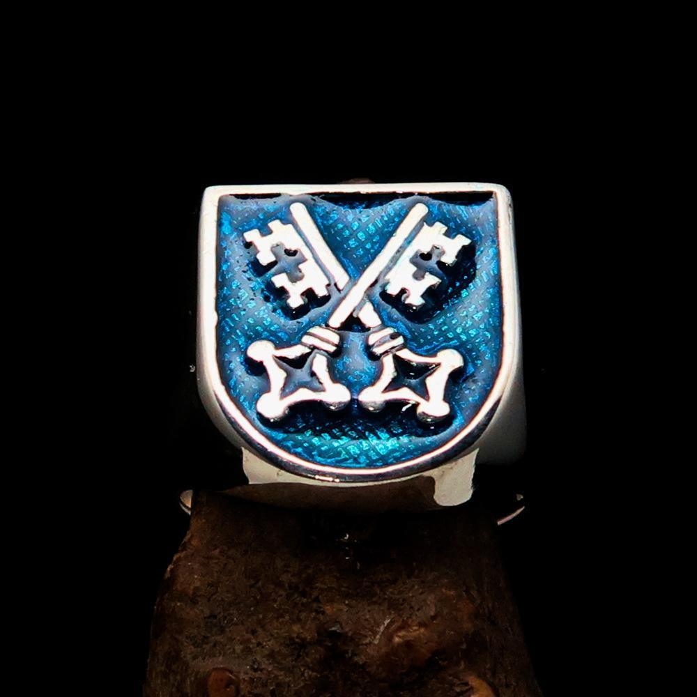 Perfectly crafted Men's Shield Ring Crossed blue Skeleton Keys - Sterling Silver - BikeRing4u