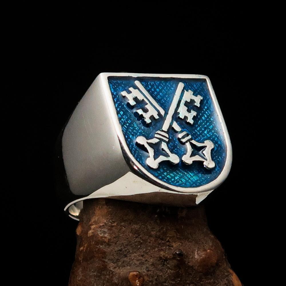 Perfectly crafted Men's Shield Ring Crossed blue Skeleton Keys - Sterling Silver - BikeRing4u