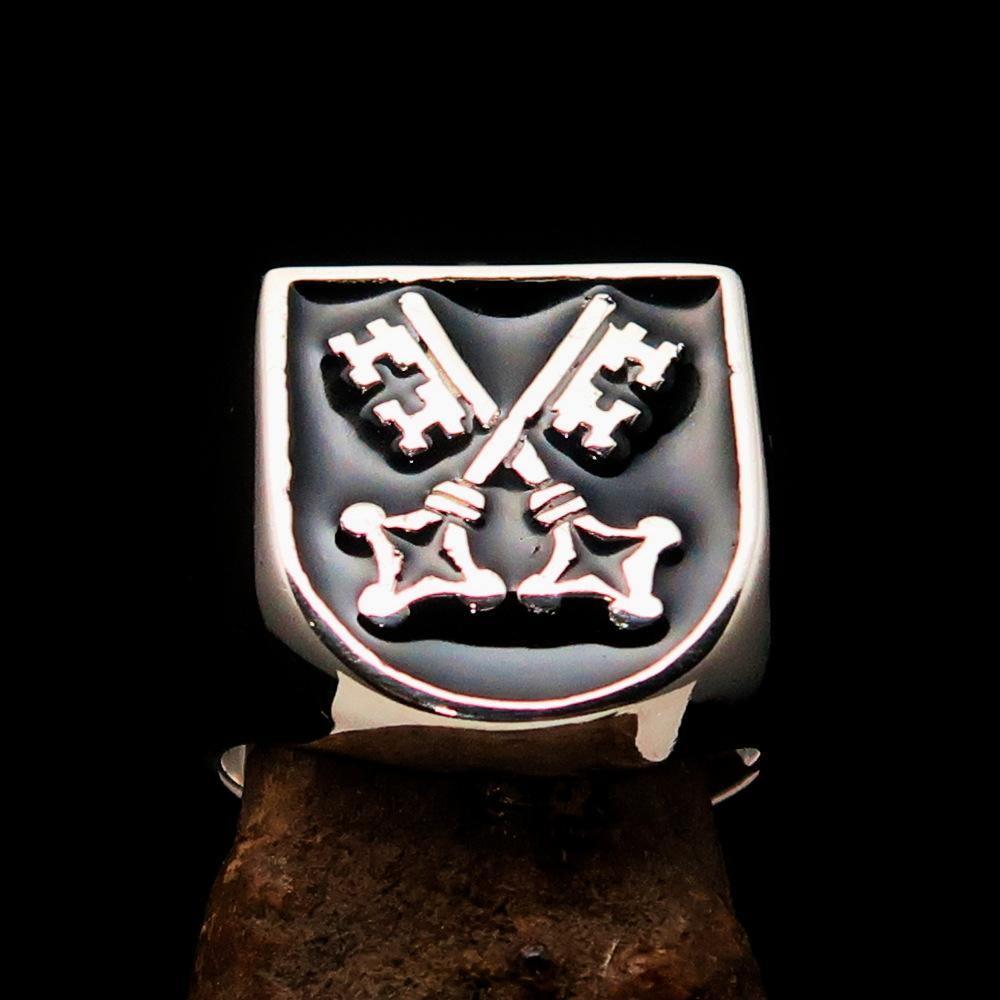 Perfectly crafted Men's Shield Ring Crossed Skeleton Keys Black - Sterling Silver - BikeRing4u