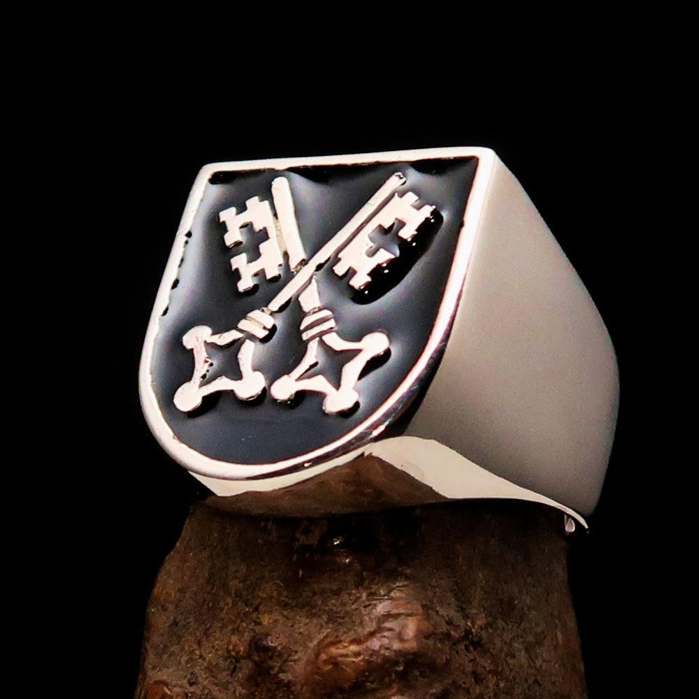 Perfectly crafted Men's Shield Ring Crossed Skeleton Keys Black - Sterling Silver - BikeRing4u