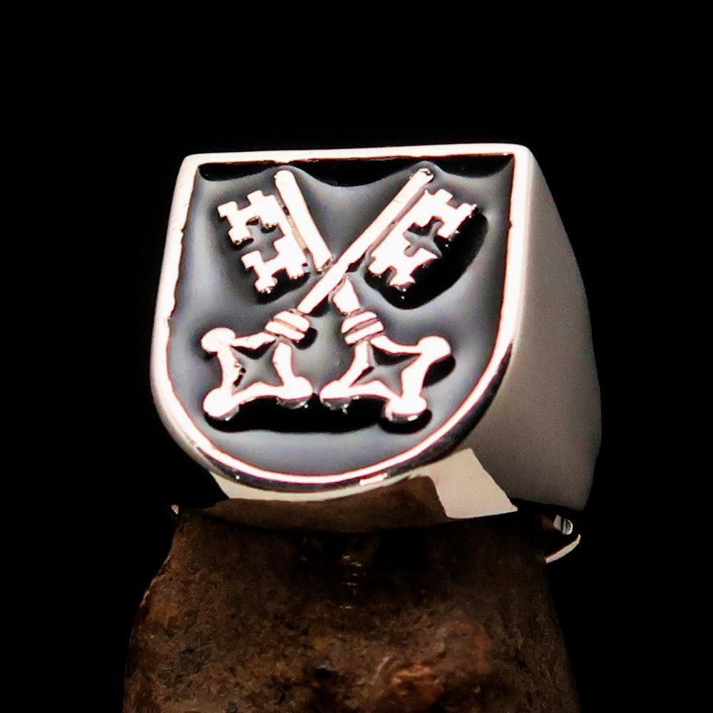 Perfectly crafted Men's Shield Ring Crossed Skeleton Keys Black - Sterling Silver - BikeRing4u
