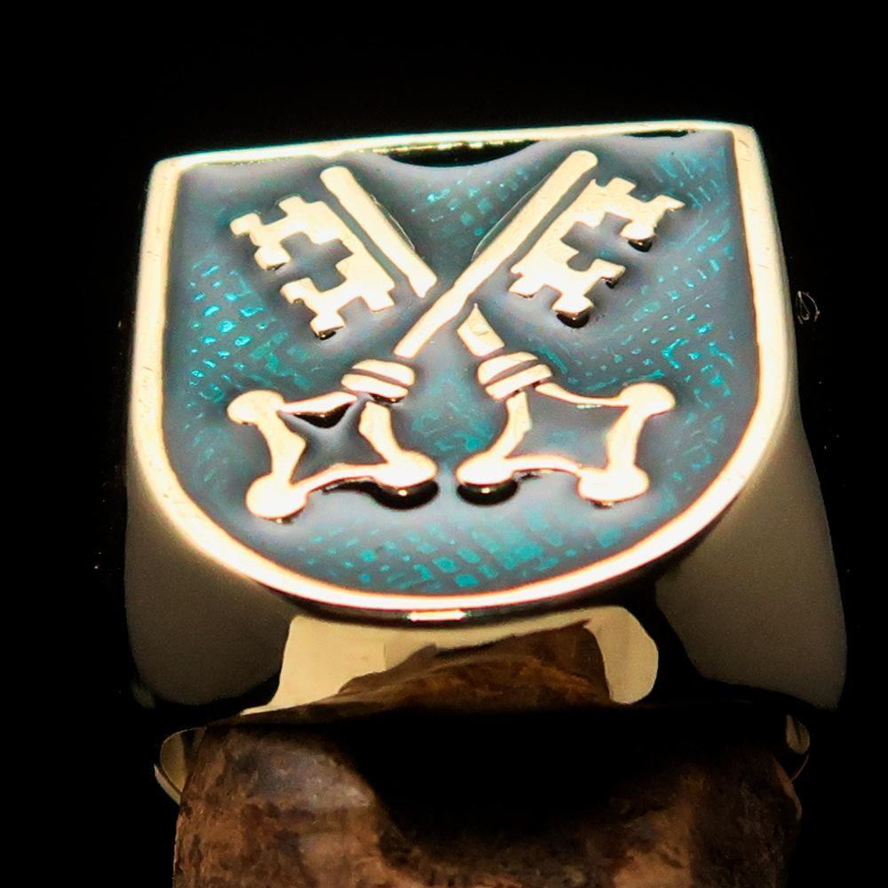Perfectly crafted Men's Shield Ring Crossed Skeleton Keys Green - Solid Brass - BikeRing4u